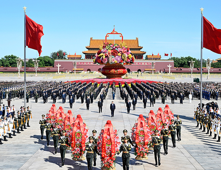烈士紀(jì)念日國(guó)家領(lǐng)導(dǎo)人和社會(huì)各界人士向人民英雄敬獻(xiàn)花籃